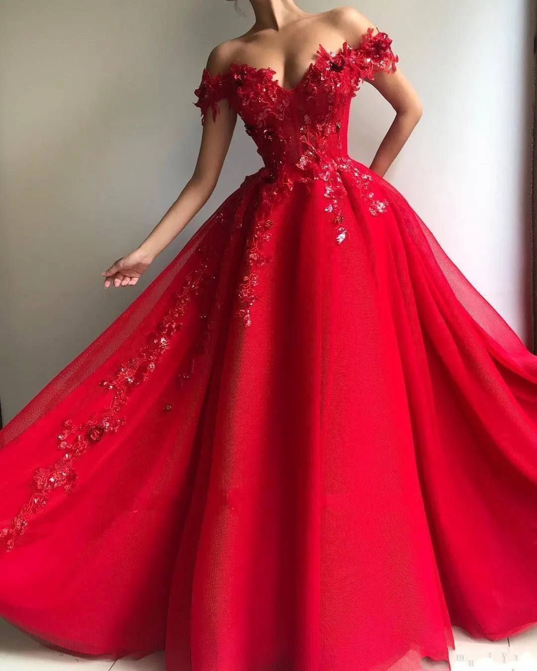 2020新しい熱い赤のQuinceaneraドレスレース3Dアップリケオフ 
