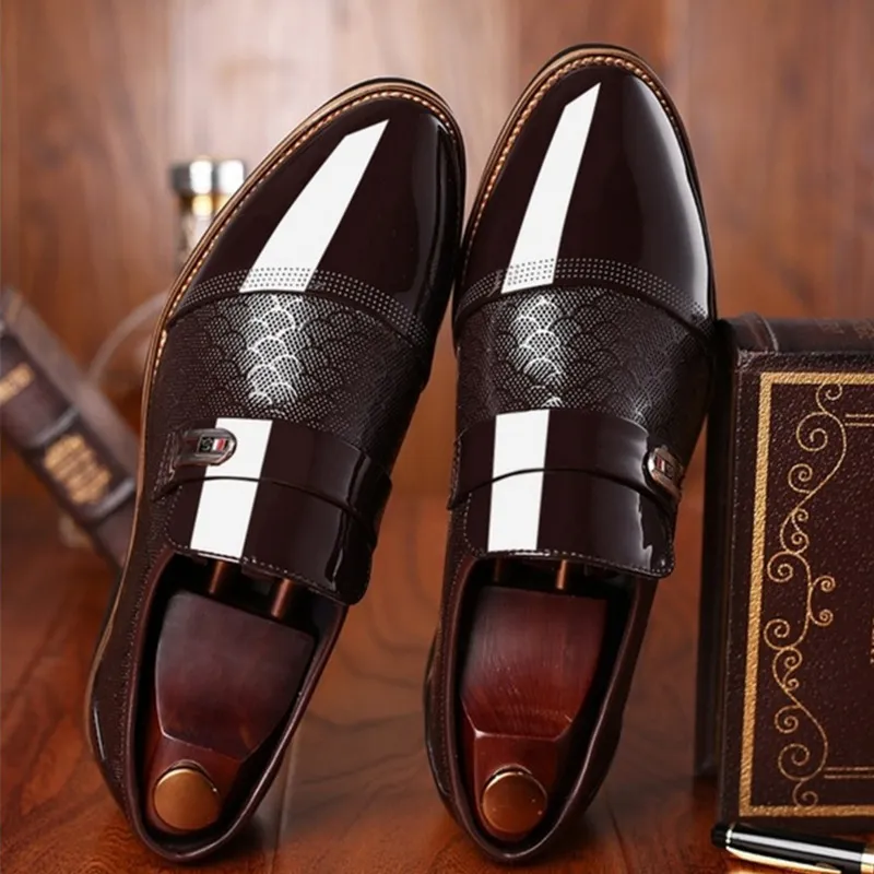 Size 38-48 Men`s Patent Leather Dress Shoes Crocodile Embossed PU Leather Fashion Men Shoes Male Business Wedding Brogue Shoes NNHV-DA