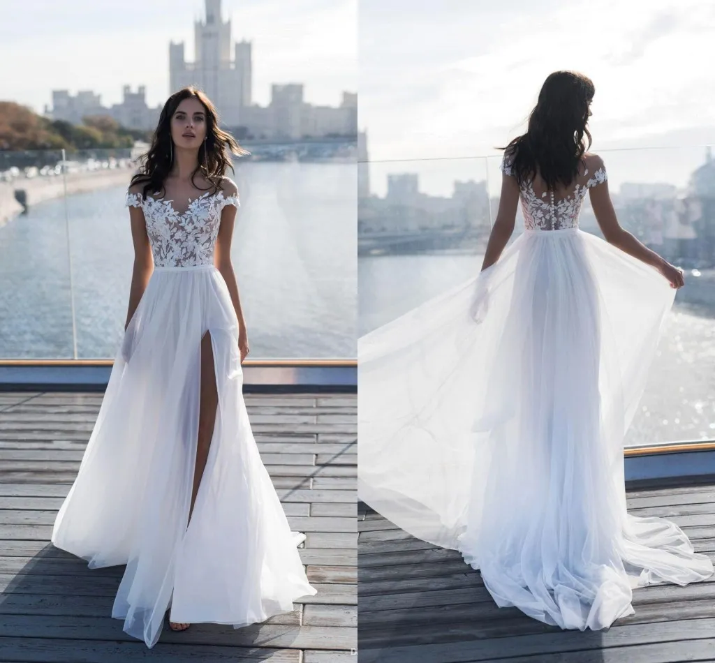 2019 Neue Brautkleider mit Flügelärmeln und Spitzenoberteil, transparenter Ausschnitt, A-Linie, Chiffon, Sommer-Strand-Brautkleid mit seitlichem Schlitz