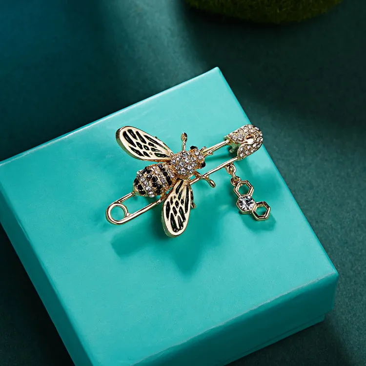 Cute Bee Brooches Pins Rhinestone Animal Shapes Crystal Green Enamel Brooch Pins For Women Men`s Suit Collar Coat Bag Jewelry