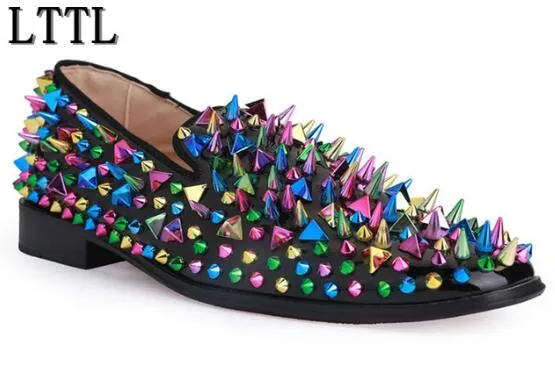 Top Fashion Colorful Spiked Men Mocasines Zapatos de boda de alta calidad Slip on Rivets Men Shoes Mocasines de conducción