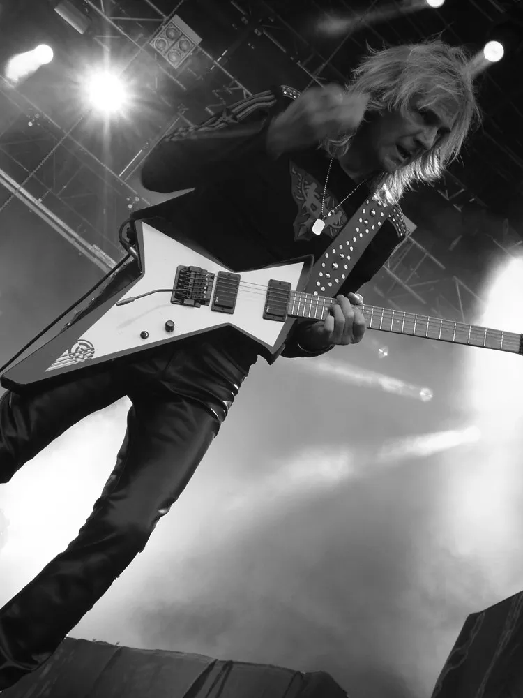 Super seltene Hamer GT Glenn Tipton Judas Priest White Cream Explorer E-Gitarre, Khaler Tremolo-Brücke, kopierte EMG-Aufnahmen, schwarze Hardware