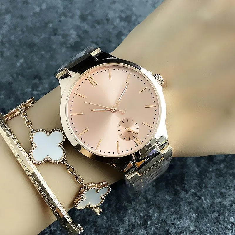 Montre-bracelet de marque de mode pour les montres à quartz de bande de métal en acier de style de drapeau de fille des femmes TOM 7155