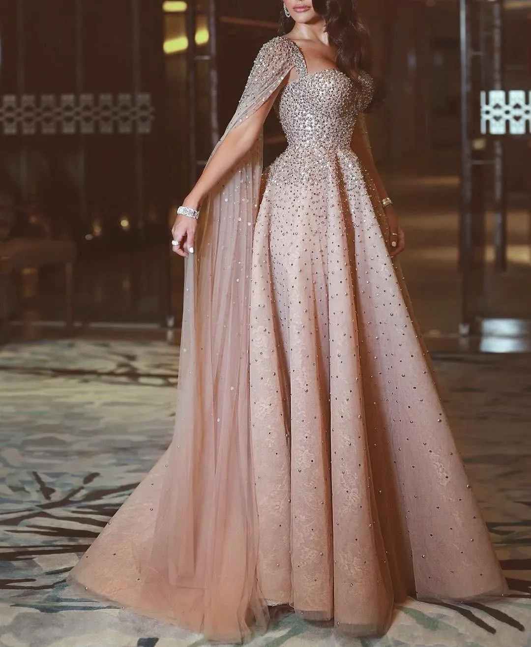 Blush Pink Bling Sexy Suknie Wieczorowe Nosić Spaghetti Paski Sweetheart Cape Crystal Pearls Otwórz Wrócią Długość podłogi Plus Rozmiar Luxury Prom Suknia