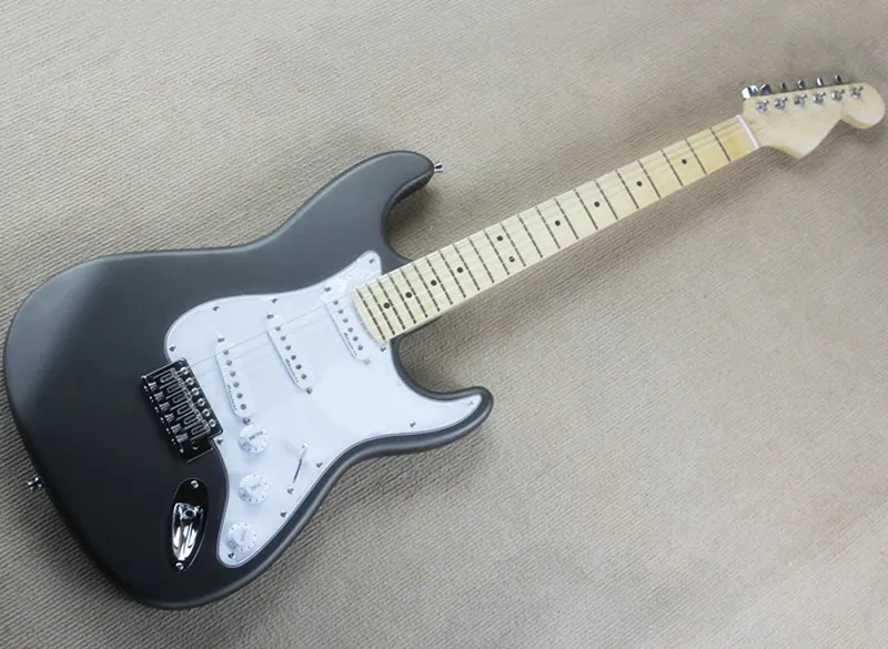 Guitare électrique noir mat en gros d'usine avec micros SSS, touche en érable, Pickguard blanc, peut être personnalisé sur demande