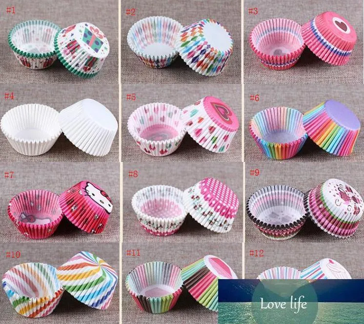 Baking Paper Cups For Muffins Cupcakes With Decorating Tools