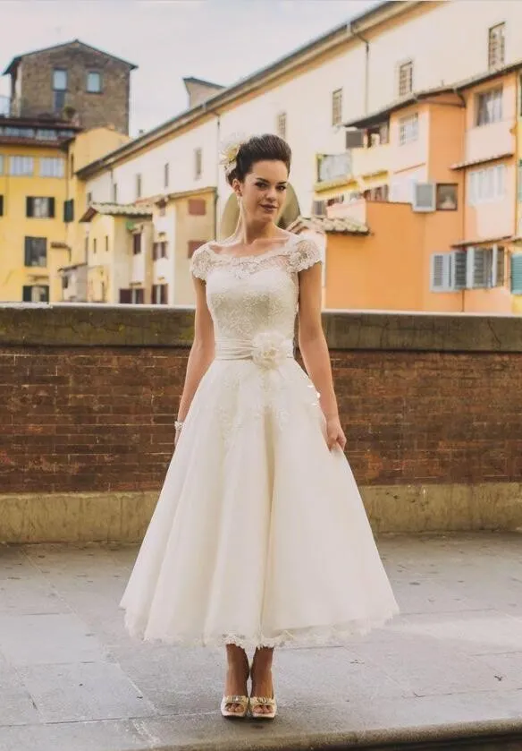 Abiti da sposa corti vintage stile retrò anni '50 2020 equipaggio maniche ad aletta pizzo perline bottoni lunghezza caviglia fusciacca fiori abito da sposa