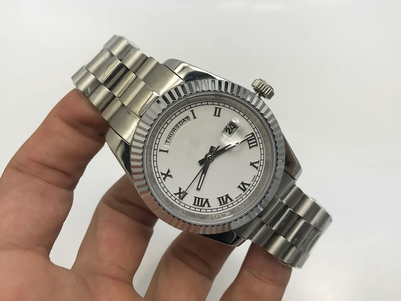 Relógios de luxo Auto-liquidação Movimento Mecânico Dial Branco Vidro De Safira Escondido Dobrável Coroa Fecho Homens Relógios 40 MM 228239