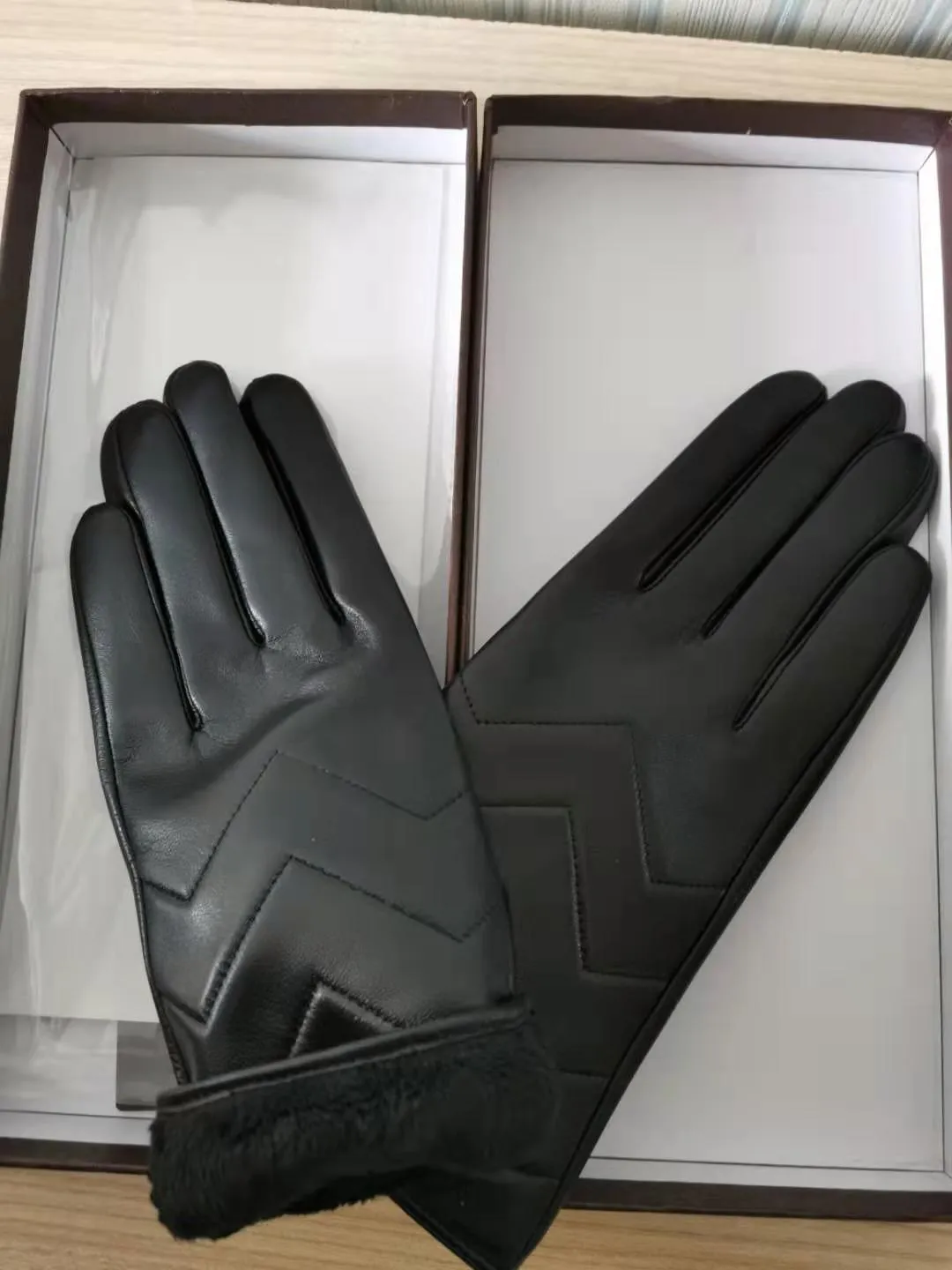 2019 neue Lederhandschuhe der Modemarke, Buchstaben-Metall-Designmuster, winterwarme weiche Handschuhe