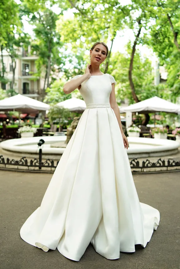 Tanya Grig Bohemian Jewel Neck line a wedding dress with Satin Sash and Ruched Backless Design, Sweep Train - Robe de Marie