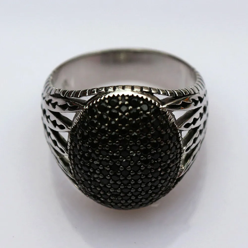 925 Sterling Silver Hollow Design Multi Black CZ Stones Inkrustowne pierścienie koktajlowe dla mężczyzn Owalny Kształt Turcja Biżuteria 9673560
