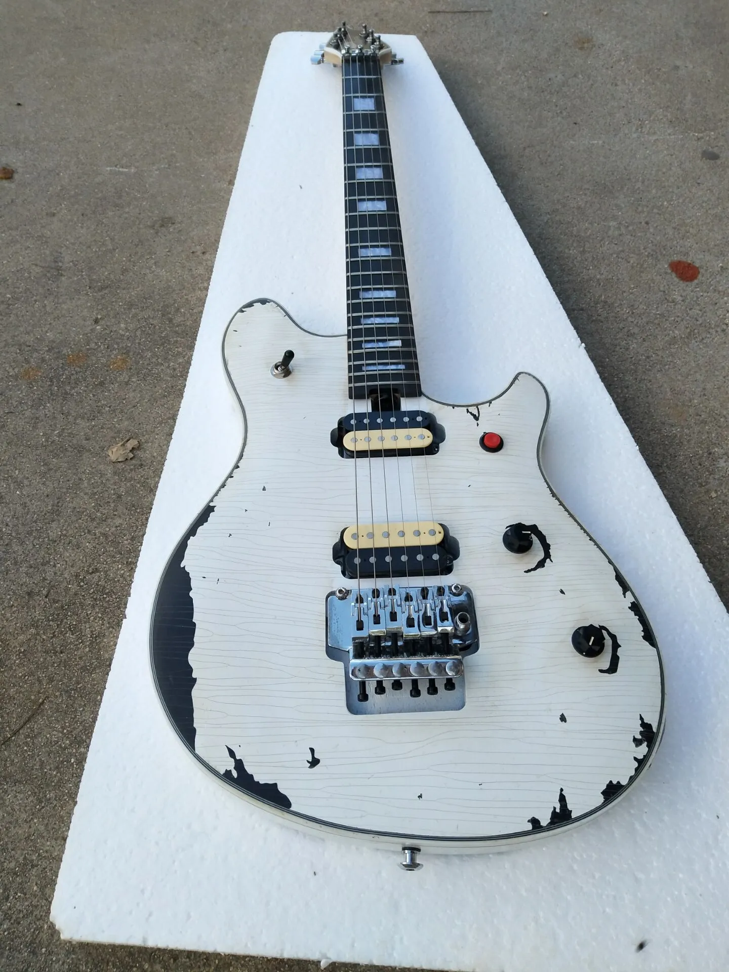 Handwork Edward Van Helen White Heavy Relic Electric Guitar Ebony Fingerboard, Floyd Rose Tremolo, przycisk Przełącznik czerwony, tunery blokujące