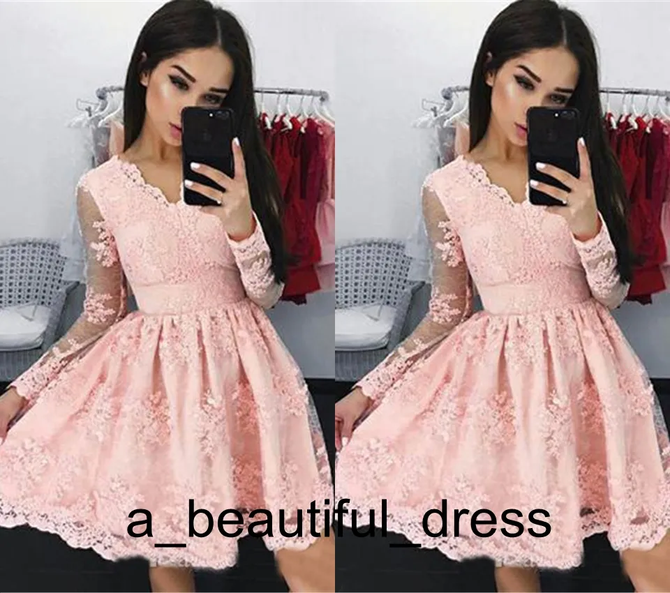 Modern Coral Lace Short Graduation Klänningar med långa ärmar En linje V Neck Billiga Mini Prom Homecoming Dress Applique Ny GD7800