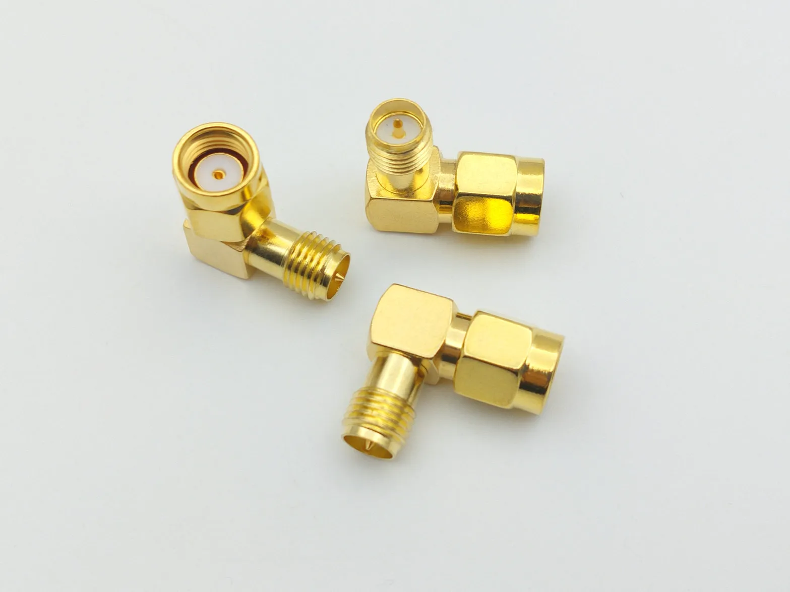 500pcs ouro plat RP-SMA centro tomada macho para RP-SMA fêmea angular 90 ° adaptador