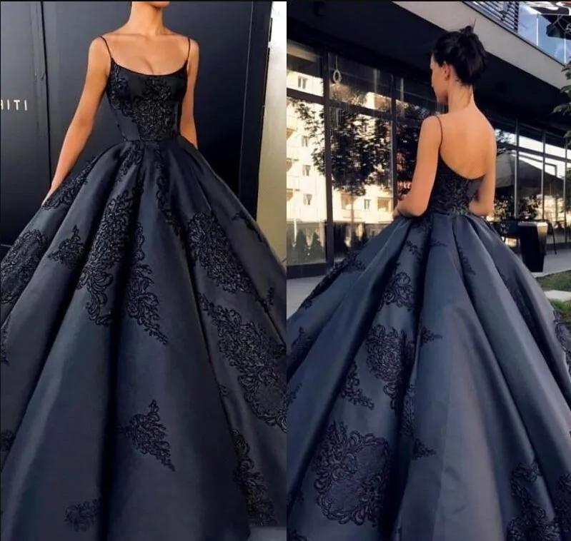 2018 New Fashion Navy Blue Ball Gown Quinceanera Klänningar Spaghetti Straps Appliques Satin Backless Saudiarabiska Prom Klänningar Sweet 16