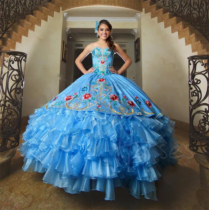 Prachtige kralen baljurk quinceanera jurken strapless nek borduurwerk zoete 16 jurk tiered vloer lengte organza corset masquerade jassen