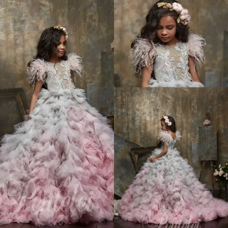 Dreamly En Line Flower Girl Dresses Jewel Short Sleeve Lace Applique Feather Sequins Tiered Pageant Klänning Golvlängd Tjejens födelsedagsdel