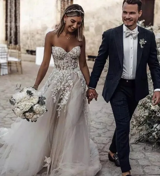 Primavera 2020 lindos vestidos de casamento com bohemian 3D Floral apliques querida corpete ilusão de fluxo Tulle Praia nupcial Casamento vestido