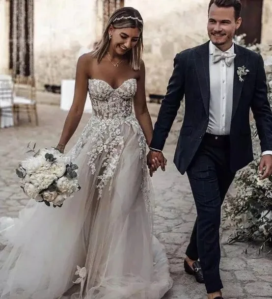 Primavera 2020 Splendidi abiti da sposa bohémien con applicazioni floreali 3D Corpetto trasparente a cuore Abito da sposa da sposa in tulle fluente da spiaggia