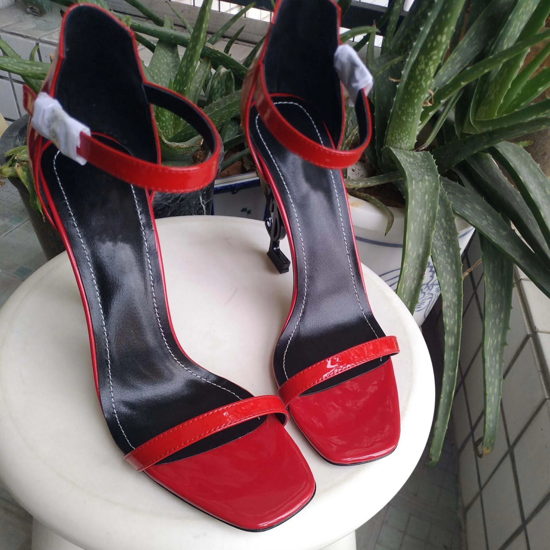 Sandales à talons hauts classiques de style européen de luxe chaussures de dame Paris mannequin boucle boucle semelle extérieure en caoutchouc