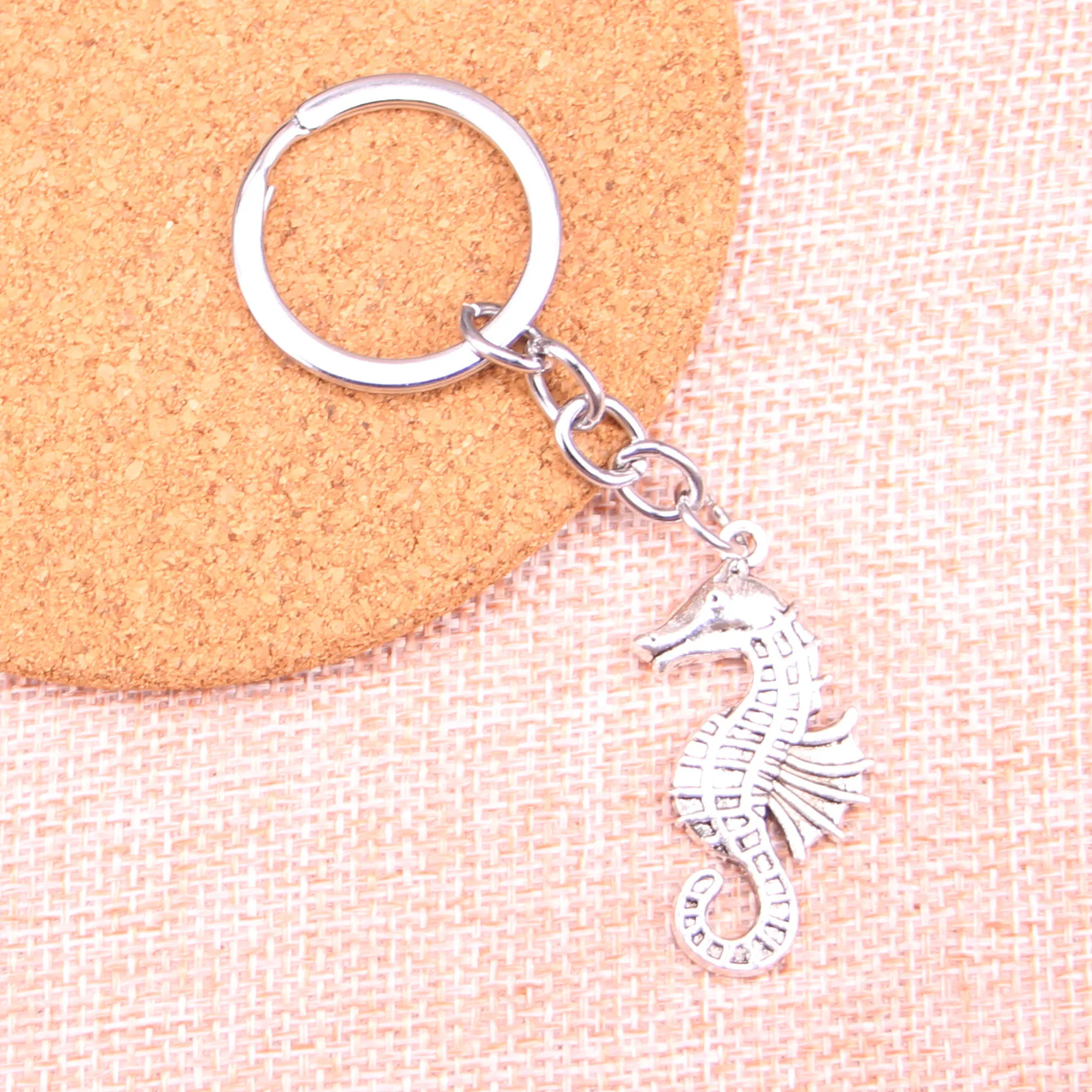 Ny Keychain 38 * 18mm Hippocampus Seahorse Pendants DIY Män Bil nyckelkedja Ringhållare Keyring Souvenir Smycken Gift