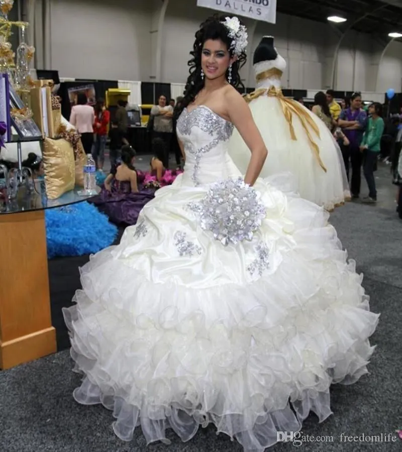 Perles de cristal blanc robes de Quinceanera pour Sweet 16 princesse robes de bal Organza longues robes de reconstitution historique robe de soirée