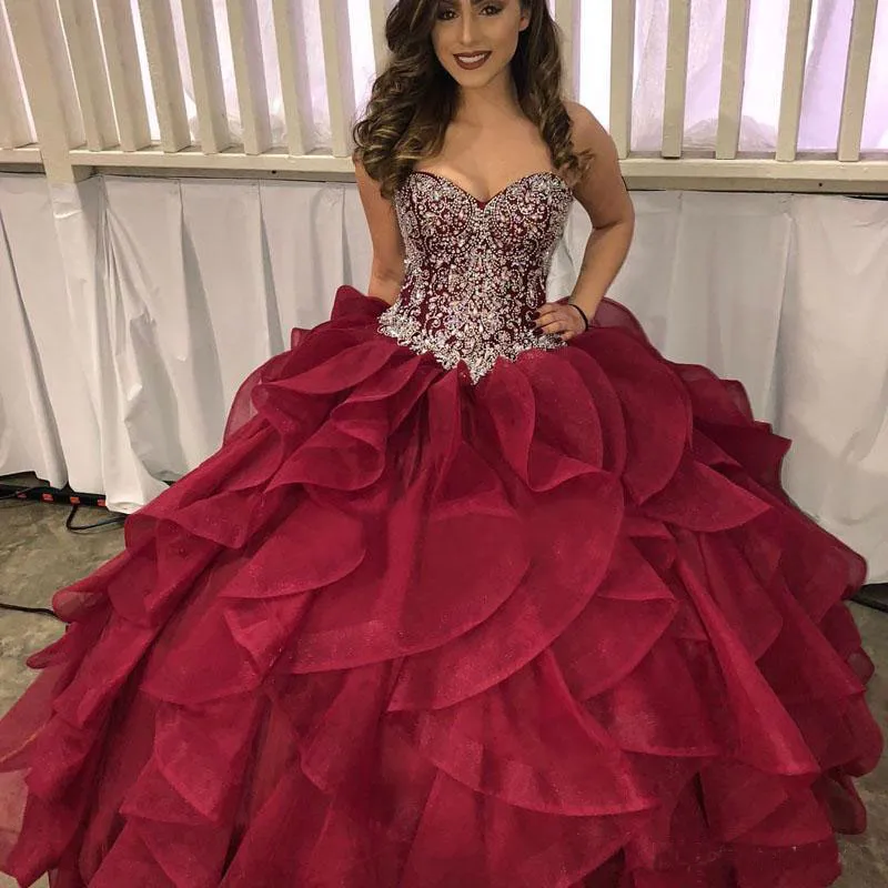 Cristalli di lusso Perline Abiti Quinceanera Sweetheart Corsetto Borgogna Organza Principessa Sweet 16 Ball Gown Prom Dress Abiti 15 Anos