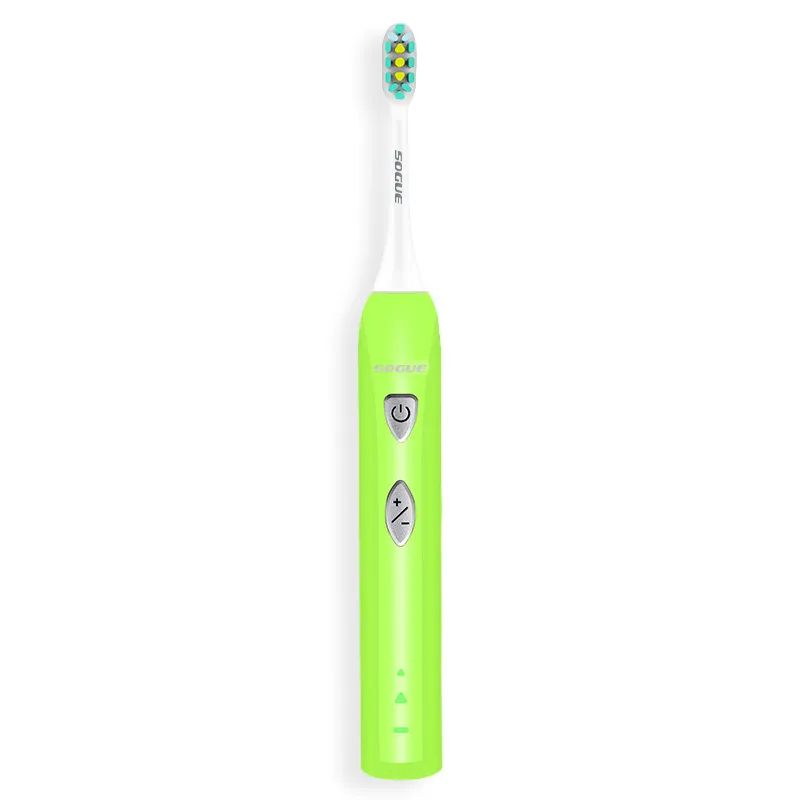 Nuevo cepillo de dientes eléctrico sobre soporte de carga sobre un