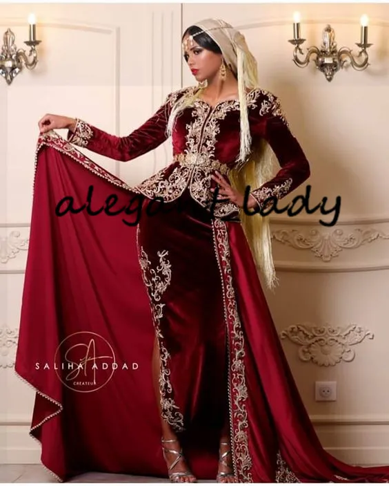 Karakou Moderne Burgundy Velvet Выпускные вечерние платья с Overskirt Золото Кружева аппликация с длинным рукавом Arabic Вечерние мантиях