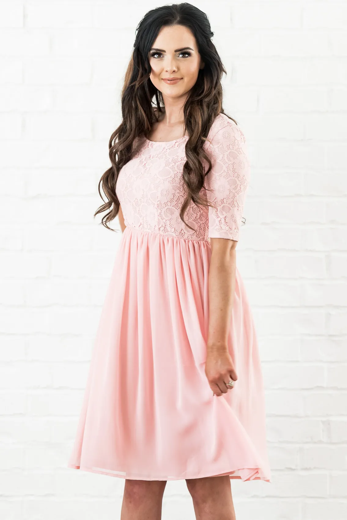 2019 Blush Rose Dentelle En Mousseline De Soie Courte Robes De Demoiselle D'honneur Modestes Avec Demi-manches Longueur Au Genou A-ligne Rustique Modeste Demoiselle D'honneur Robe