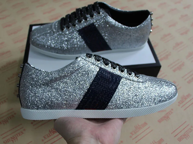 Scarpe firmate glitter Sneaker Web di lusso da uomo nuova con striscia di borchie della migliore qualità famoso asso ricamato per scarpe da donna argento