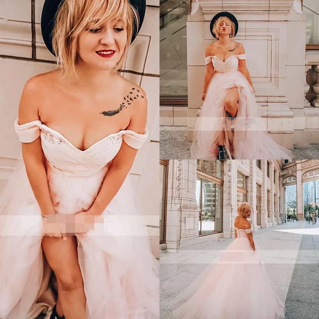 2020 Blush Pink Abiti da sposa semplici con spalle scoperte Pieghe in rilievo Backless Corte dei treni Castello Abiti da sposa Abiti da sposa Abito da festa economici