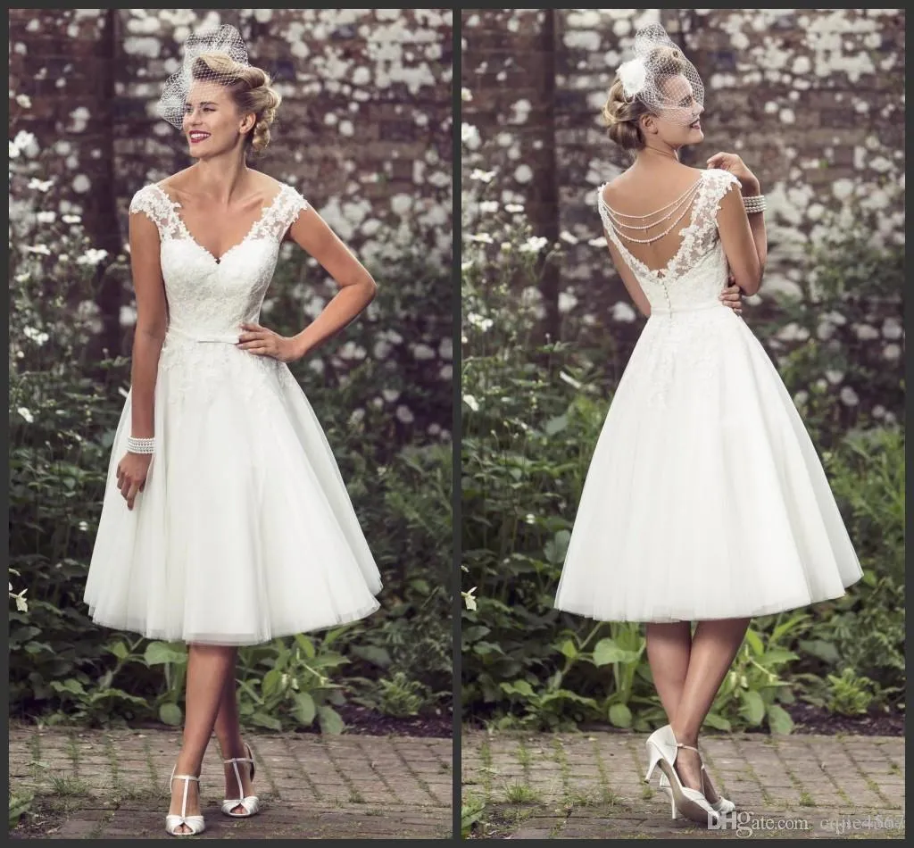 Abiti da sposa in pizzo corto stile vintage anni '50 con scollo a V in pizzo con applicazioni di lunghezza del tè Abiti da sposa da sposa in rilievo con bottoni Vestido De Noiva