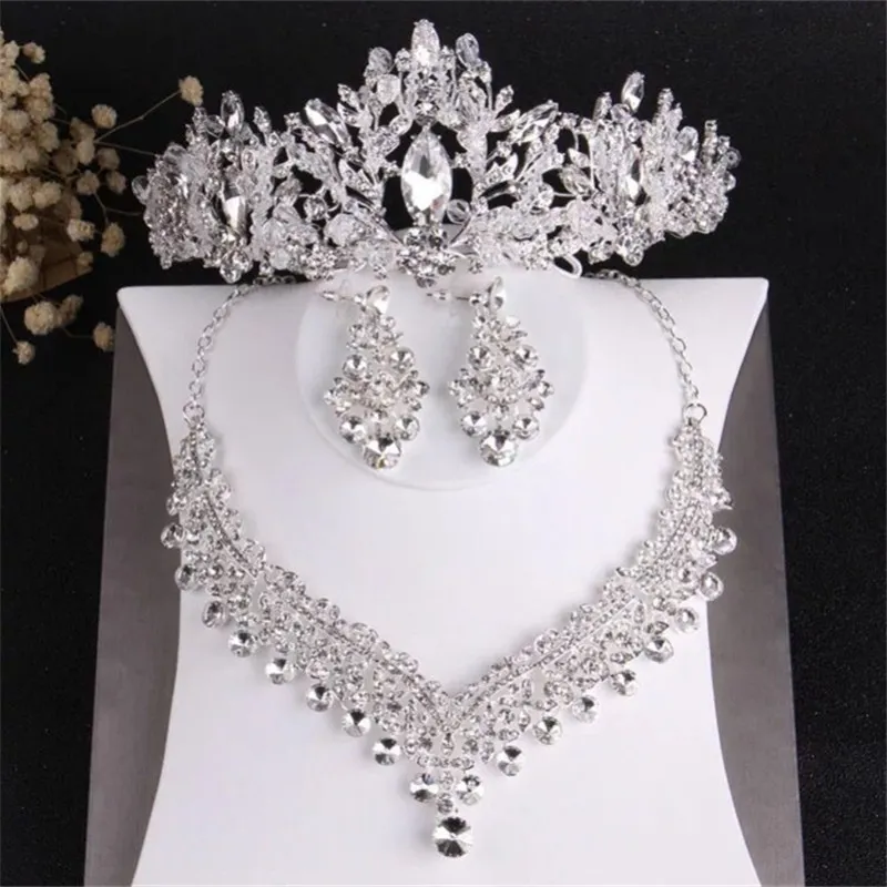 Ensemble de trois pièces avec collier et boucles d'oreilles pour mariée, ensemble de bijoux en cristal blanc de styliste, fait à la main, couvre-chef artisanaux 259z