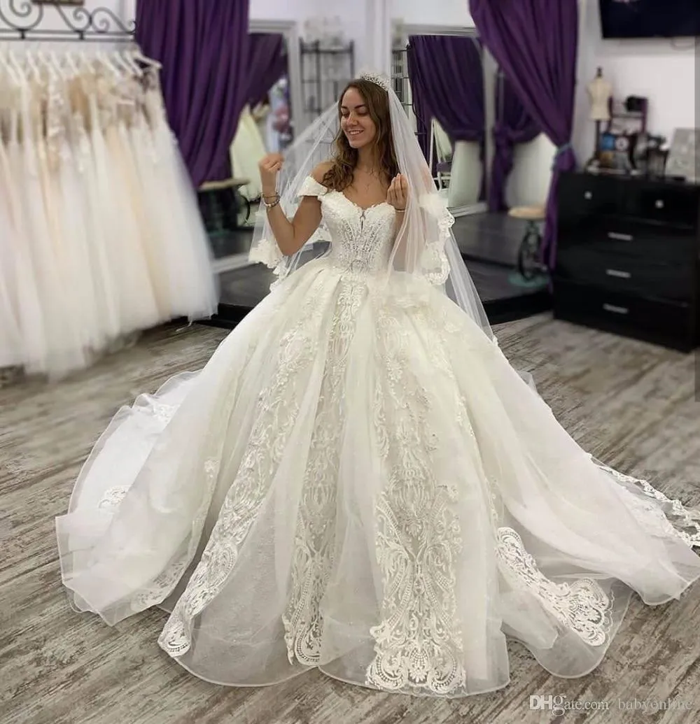 Arabiska Dubai Lyx Elegant Ball Gown Bröllop Klänningar Av Skulder 3d Applique Beaded Court Tåg Bröllopsklänning Bröllopklänningar Vestidos