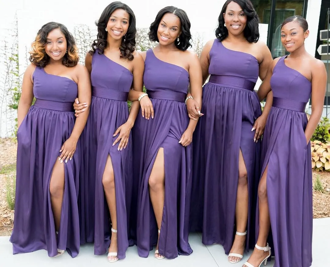 Aubergine Purple One Shoulder Country Bridesmaid klänningar Sexiga slitsar afrikanska plus storlek prom klänningar billig lång piga av hedersklänning till salu