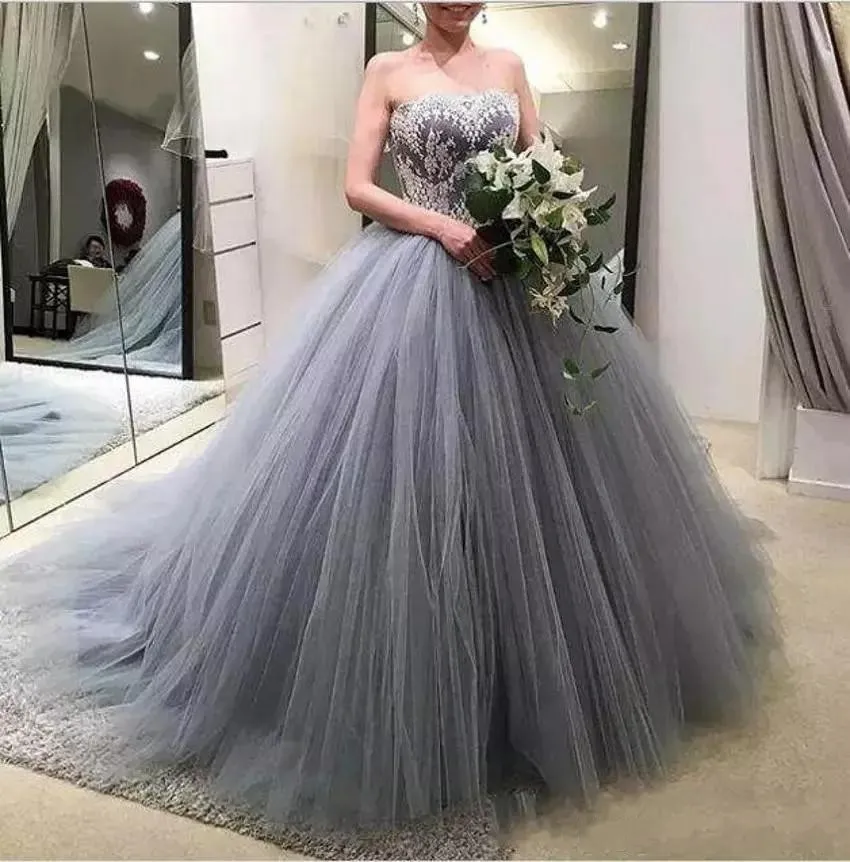 Tanie Tulle Grey Ball Suknia Quinceanera Suknie Sweetheart Lace Aplikacja Sweep Pociąg Princess Prom Dresses Vestidos de Quinceanera Sweet 16