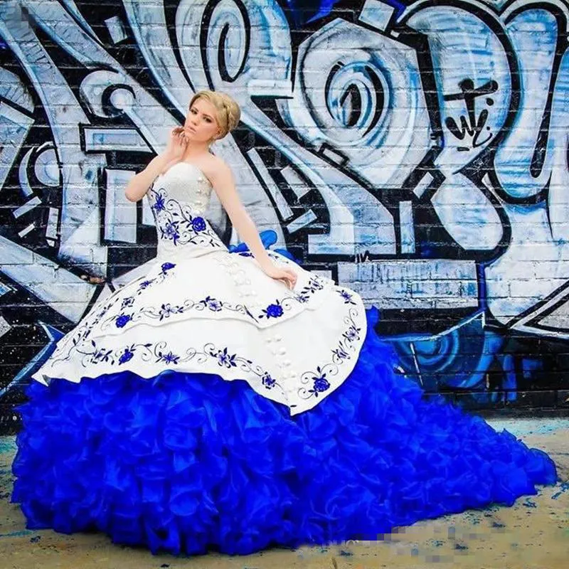 Vintage vit och kunglig blå broderi quinceanera klänningar prom boll klänning med ruffles strapless lace-up söt 16 klänning fest vestidos de