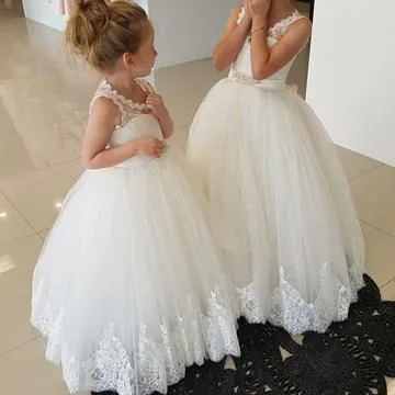 Mais novo flor menina veste uma linha sheer tripulação pescoço sem mangas laço apliques de piso comprimento meninas vestido de festa de casamento pequena noiva