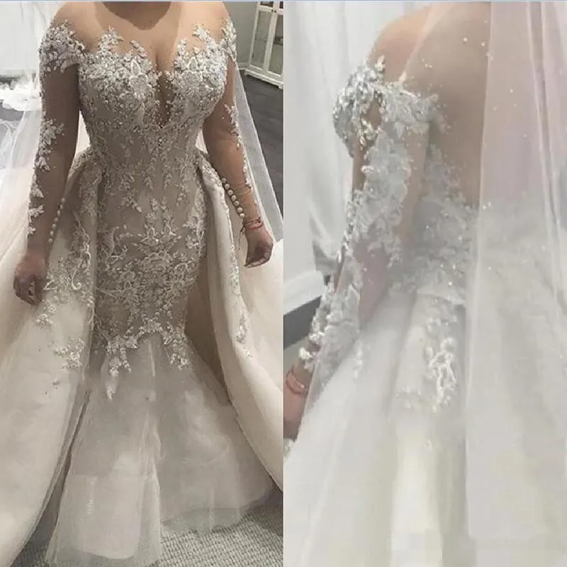 Luxury Beaded Wedding Dresses Långärmade Lace Applique Crystals Overkirt Sheer Neck Chapel Tåg Bröllop Bröllop Gown Vestido de Novia