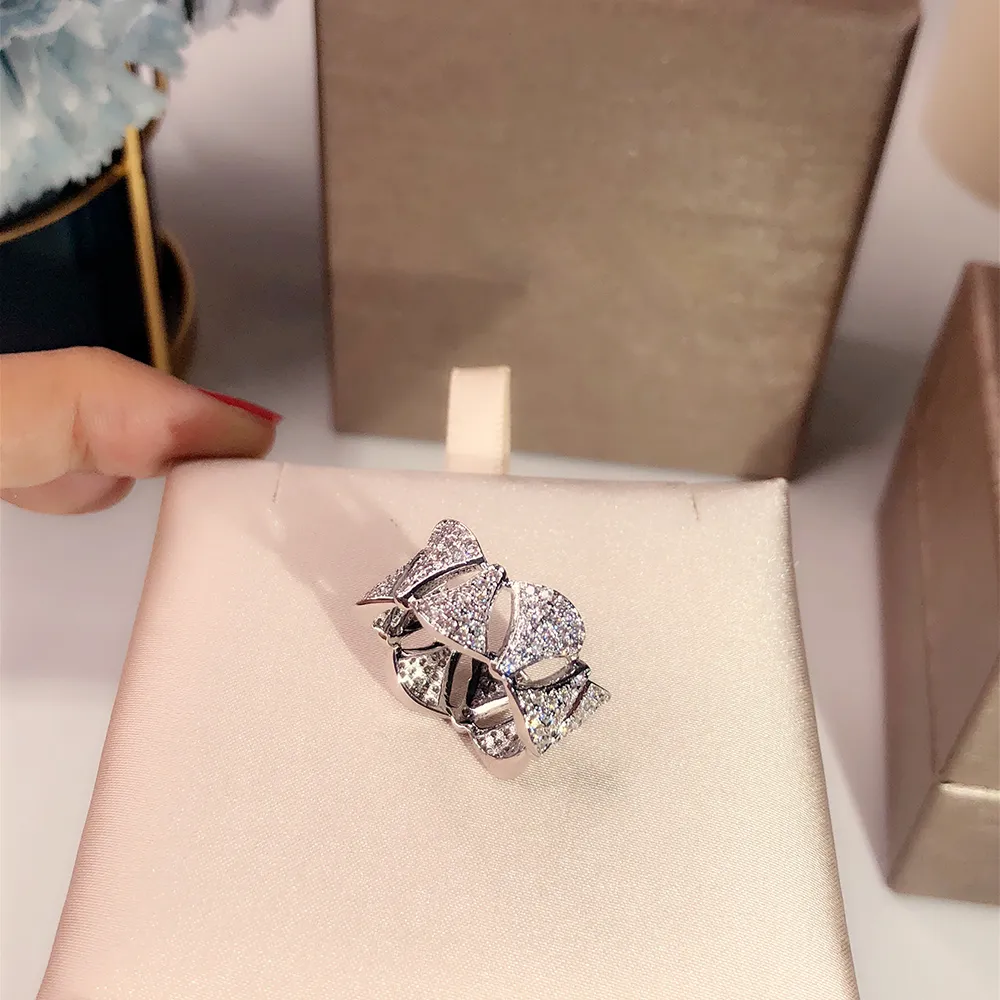 Новое кольцо для сращивания с узором Золотое классическое модное украшение для вечеринки для женщин Розовое золото Свадьба Роскошные треугольные кольца Бесплатная доставка