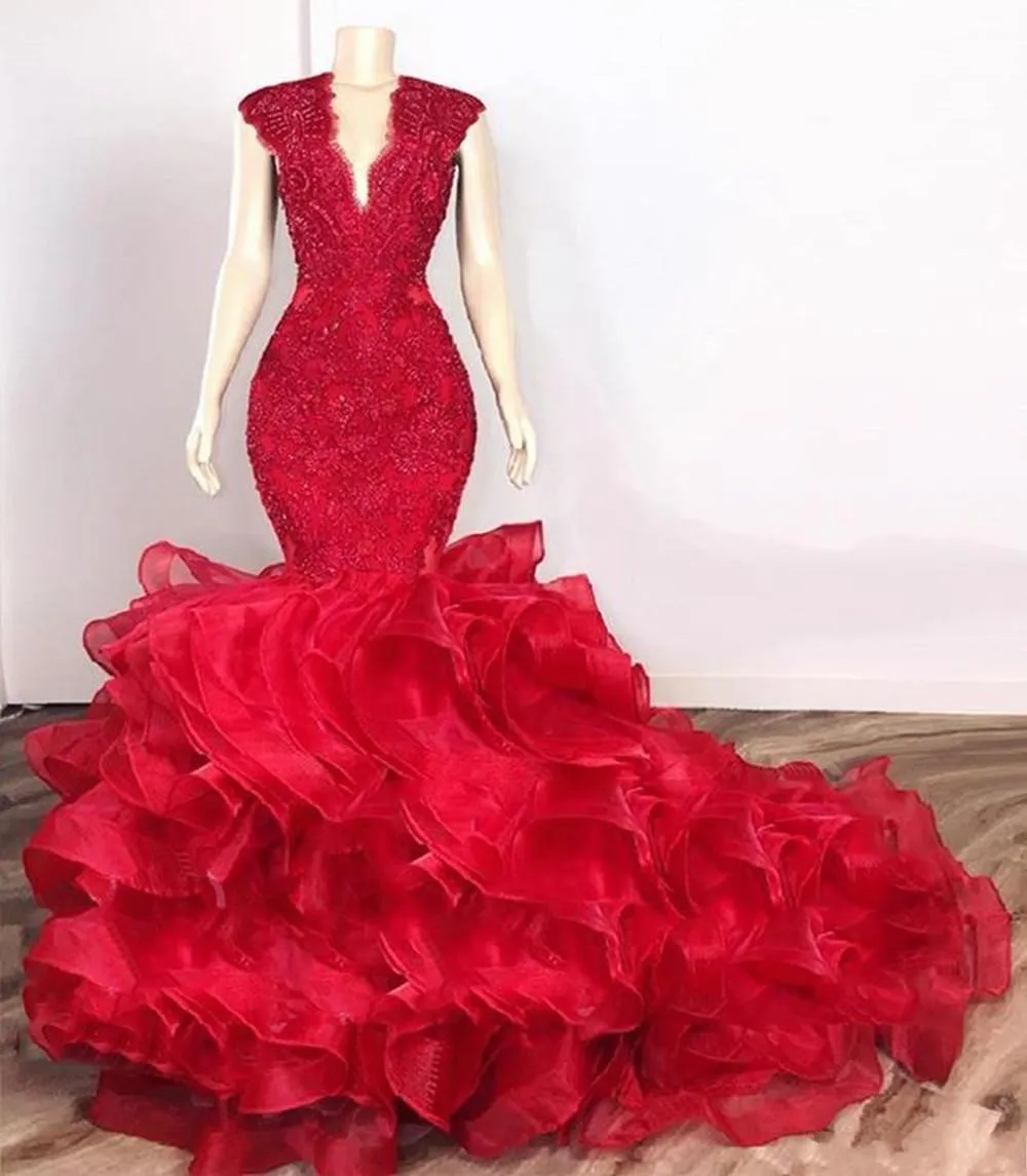 Luxuriöse rote Meerjungfrau-Abendkleider, Spitze, Perlen, V-Ausschnitt, Perlen, Kristalle, abgestufte Rüschen, Ballkleider, Sweep-Zug, formelle Abendkleider