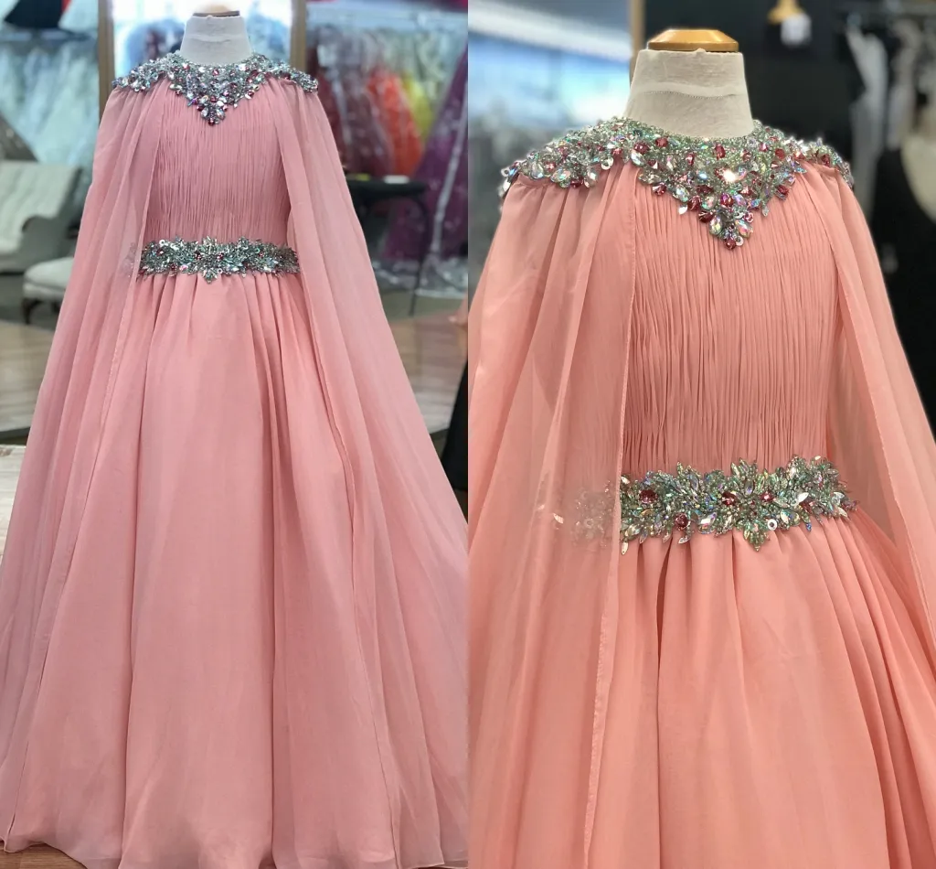 Rosa Chiffon Pageant Klänningar för Tonåringar 2020 med Cape Beading Rhinestones Lång PageAnt klänningar för små tjejer Zipper Back Formal Party Rosie