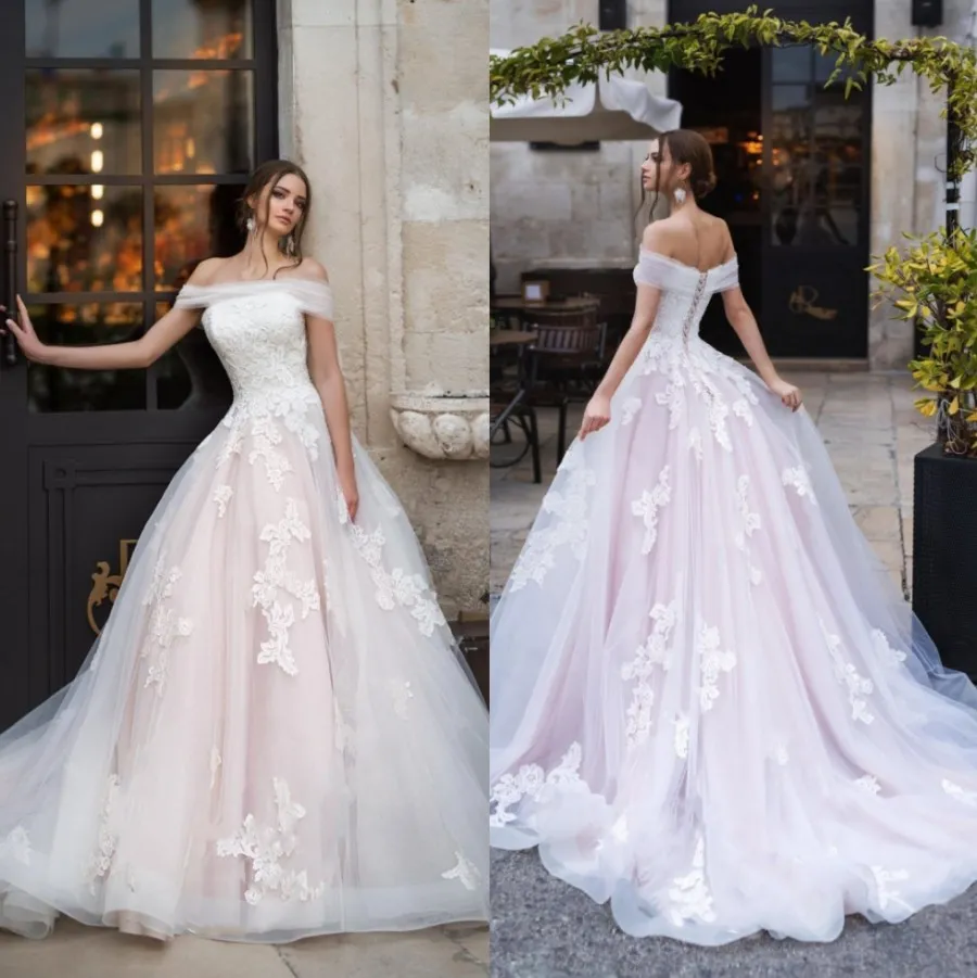 Attrayant une ligne robes de mariée en dentelle hors de l'épaule Appliqued robes de mariée Tulle balayage train à lacets dos robe de mariée