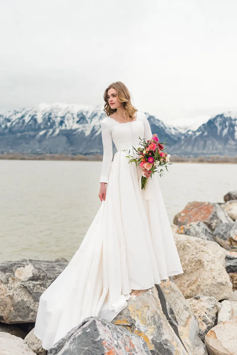長袖2020のシンプルな袖の花嫁のドレスのフルスリーブを持つAラインヴィンテージタフタの控えめなウェディングドレス