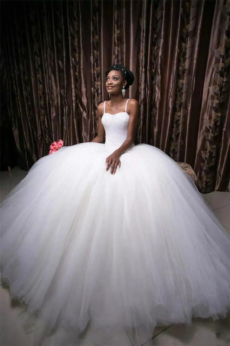 Sexiga Spaghetti Strips Ball Gown Bröllopsklänningar Beaded Top Custom Made Bridal Gowns Lace Up Back African Style Vestidos de Novia Plus Storlek