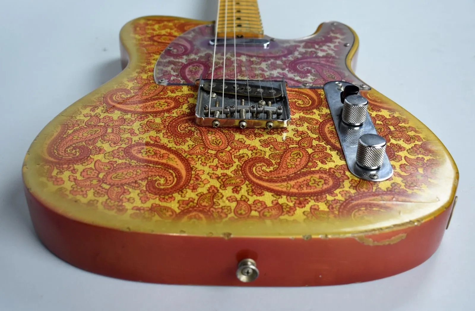 Masterbuilt Dale Wilson 1969 Relic Gold Burst Pink Paisley Electric Guitar Maple Fingerboard Black Dot Inlay Vintage Tuners