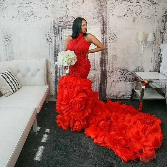 Encantadores vestidos de novia de sirena de encaje rojo Tallas grandes con volantes Cuello halter Vestidos de novia Tren de barrido Organza Trompeta robe de mari￩e