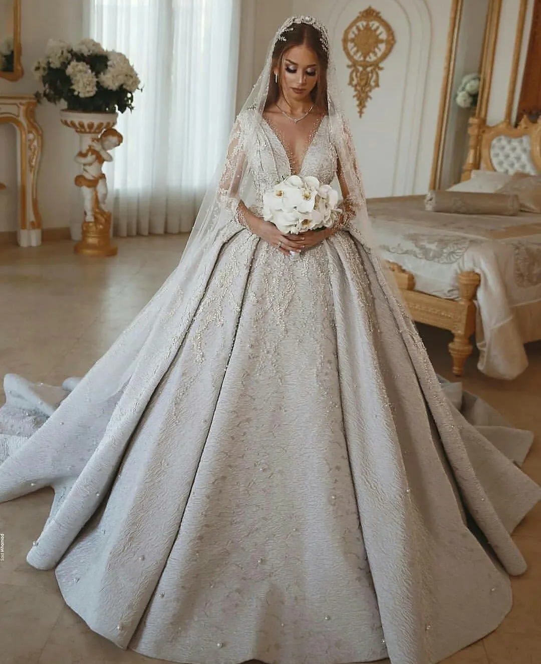Perles africaines robe de mariée 2020 col en V dentelle Appliques à manches longues robe de bal robes de mariée balayage Train robes de mariée