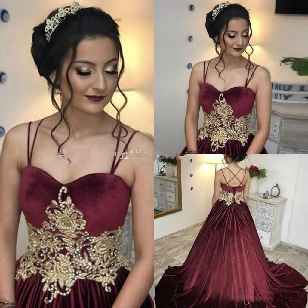 Arabisk Burgundy Ball Gown Prom Klänningar Criss Cross Straps Sweep Train Gold Appliques Lång Formal Evening Party Gowns för Sweet 15